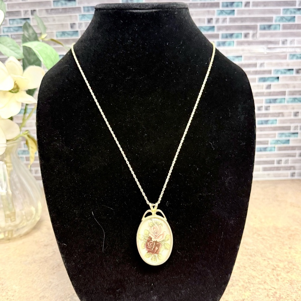 Vintage Victorian Cottage Style Gold Tone Rose Pendant Necklace - Picture 2 of 4